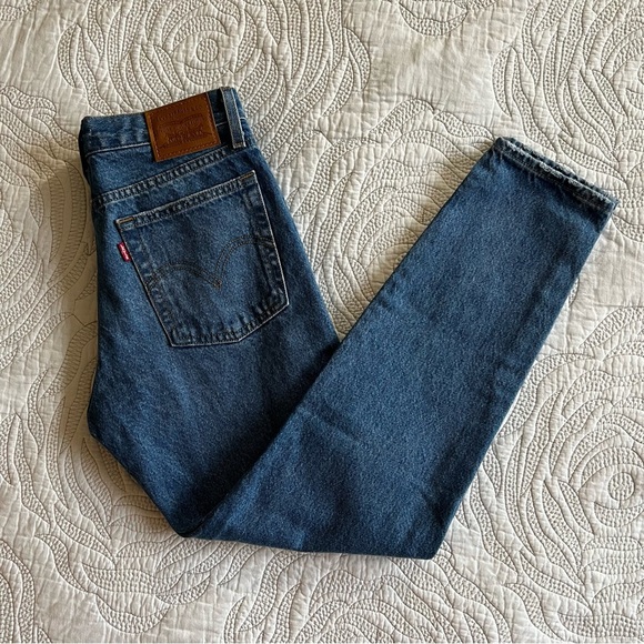 Levi's - Premium - Wedgie Icon Fit Ankle Jeans - Athens Asleep - Medium Wash - Picture 10 of 12